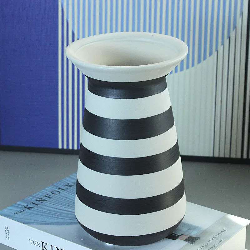 vase en céramique à rayures géométriques pour décoration intérieure - vue 6 sur 8