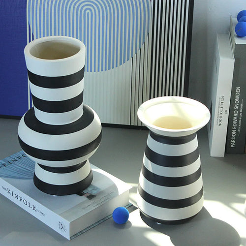 vase en céramique à rayures géométriques pour décoration intérieure - vue 3 sur 8