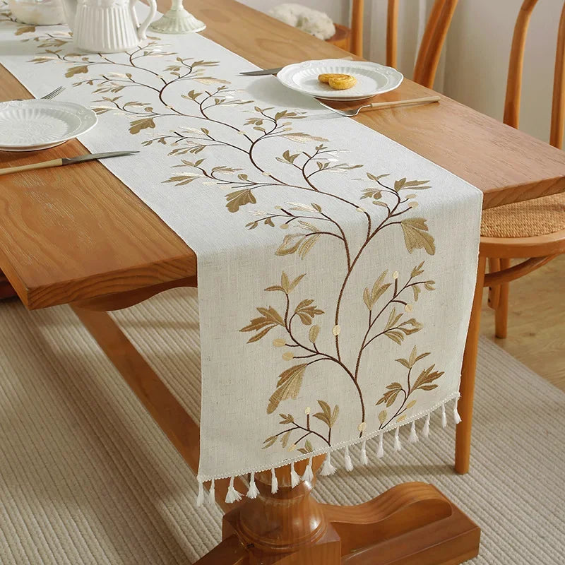 Chemin de table coton lin brodé fleuri pompons - vue 2 sur 5