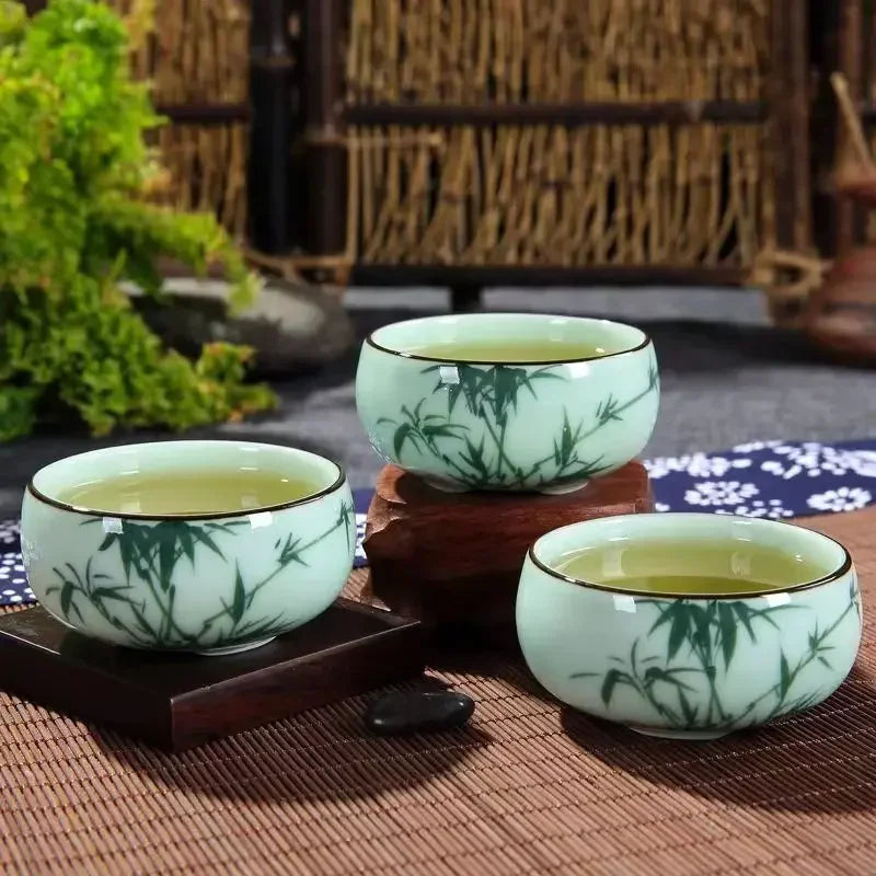 tasse à thé céladon peinte à la main avec lotus et carpe - vue 3 sur 9