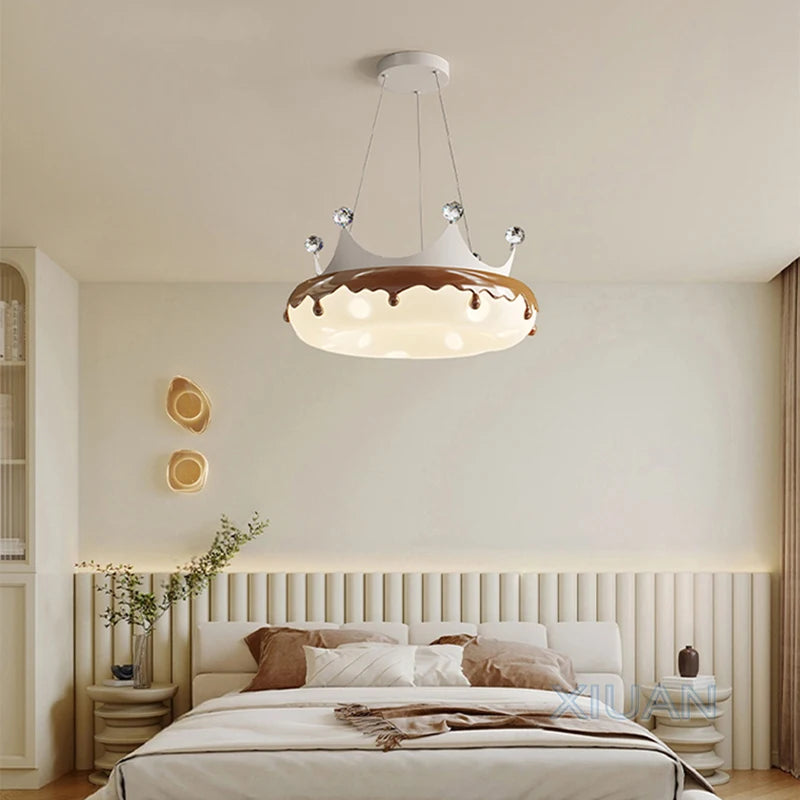 Creative Children Bedroom Chandelier Lamp with Pink Heart Bow Tie Crown Pendant Light for Princess Room Girl Nursery Baby Decor - vue 4 sur 24