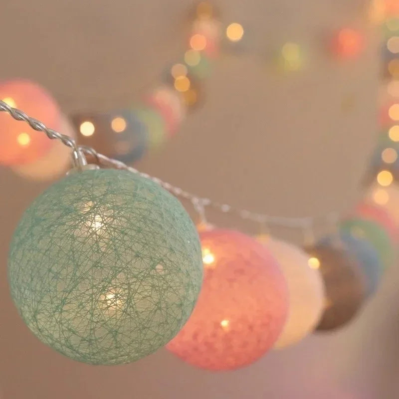 guirlande lumineuse led en boules de coton pour décorations festives - vue 4 sur 16