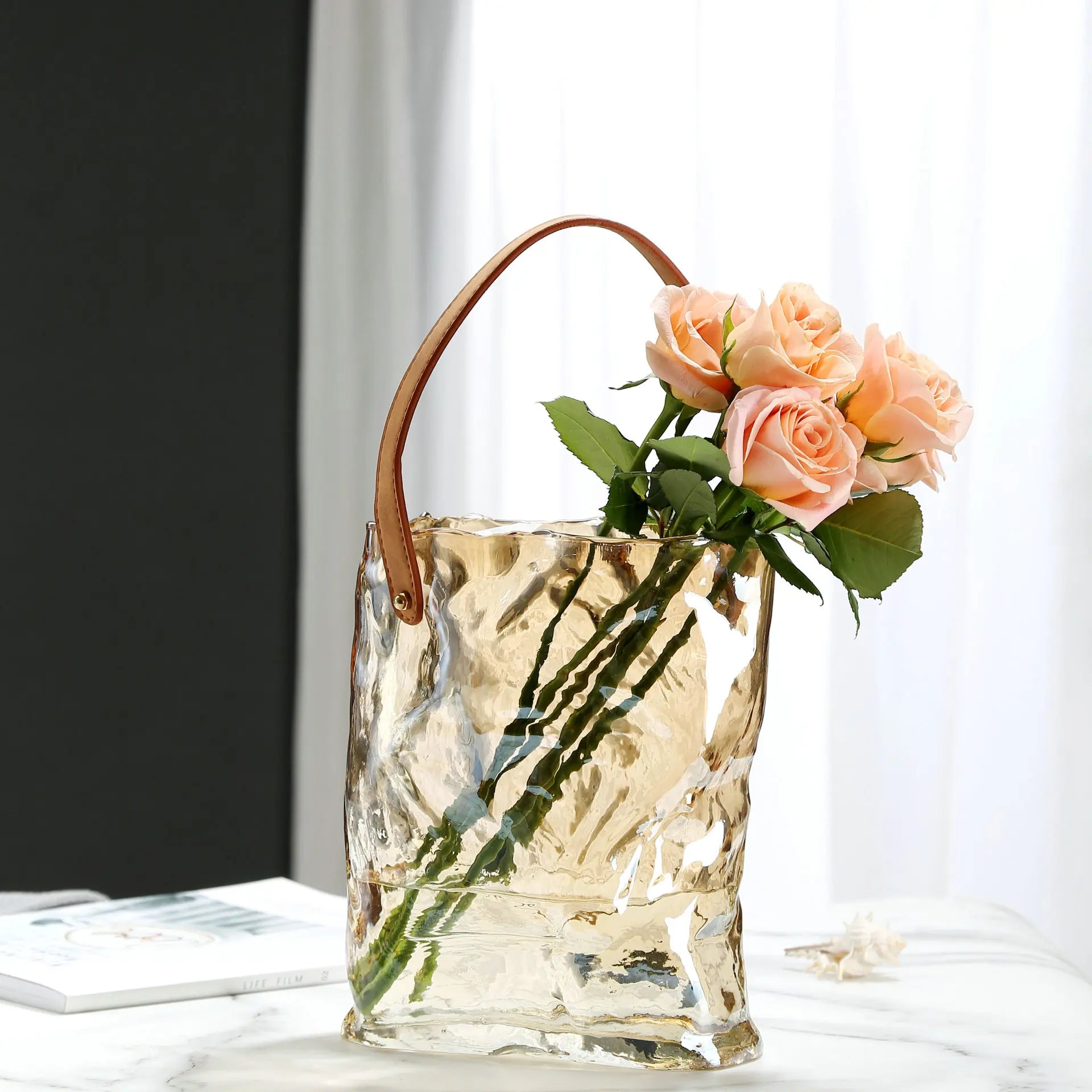 vase en verre transparent texture froissée pour fleurs et terrarium - vue 4 sur 13