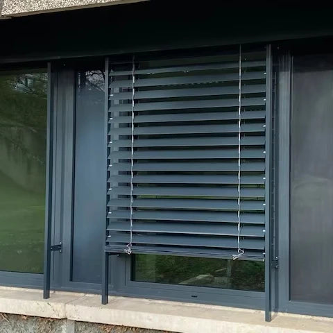 Store exterieur motorise sur mesure fenetre de toit - vue 3 sur 6