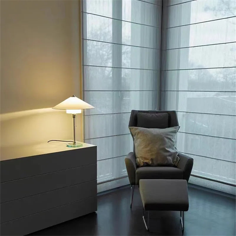 lampe à poser design simple en verre et tissu pour lecture - vue 4 sur 8