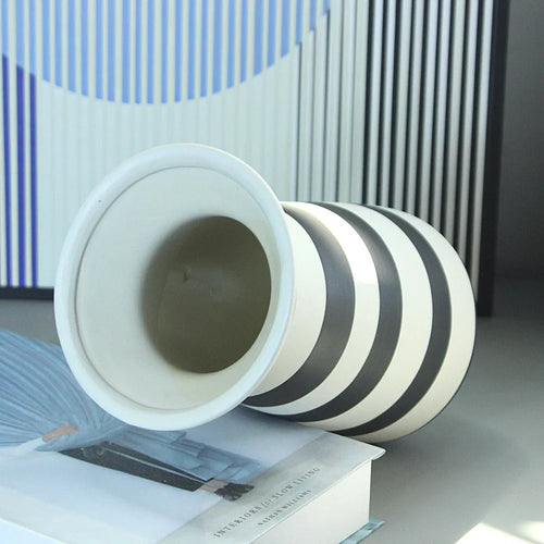 vase en céramique à rayures géométriques pour décoration intérieure - vue 6 sur 8