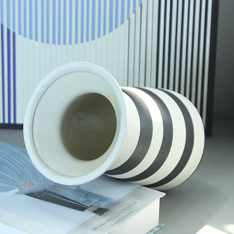 vase en céramique à rayures géométriques pour décoration intérieure - vue 5 sur 8