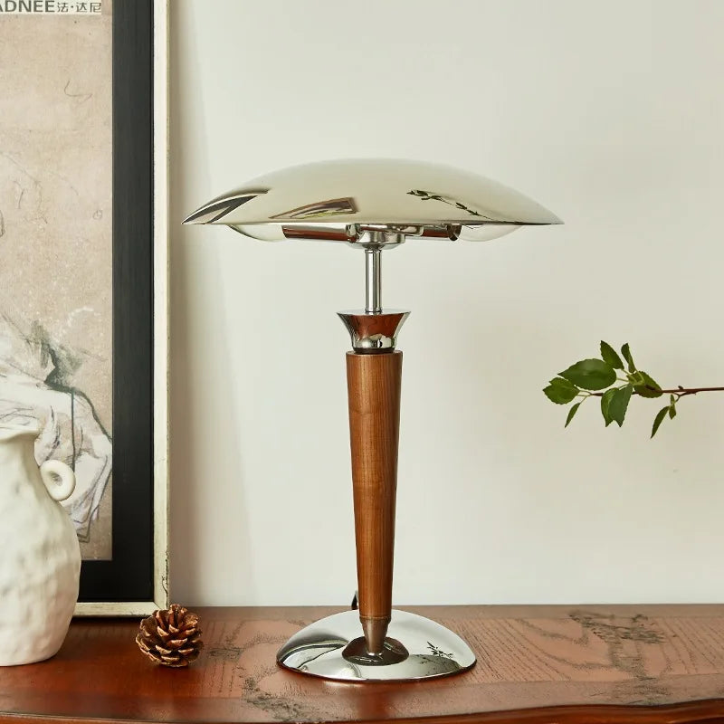 lampe de bureau nordique en bois avec abat-jour chromé - vue 7 sur 7