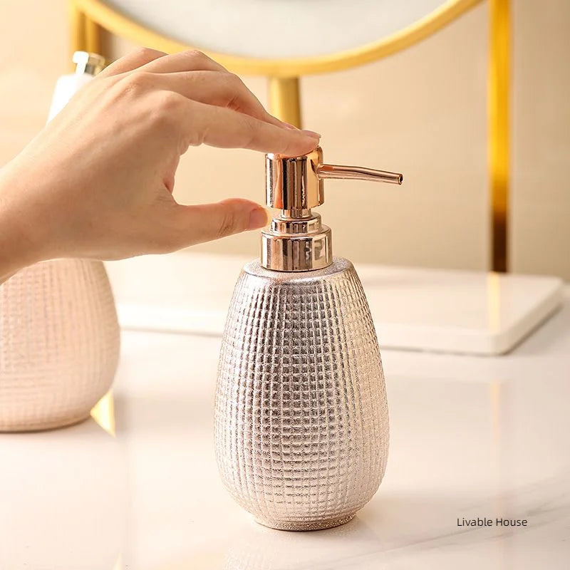 ensemble d'accessoires en céramique pour salle de bain hôtels - vue 3 sur 11