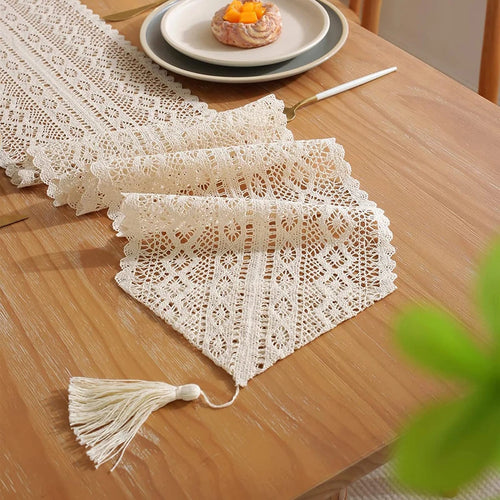 Chemin de table dentelle crochet bohème pompons coton - vue 5 sur 6
