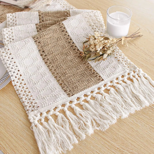 Chemin de table bohème beige à pompons géométriques - vue 4 sur 7