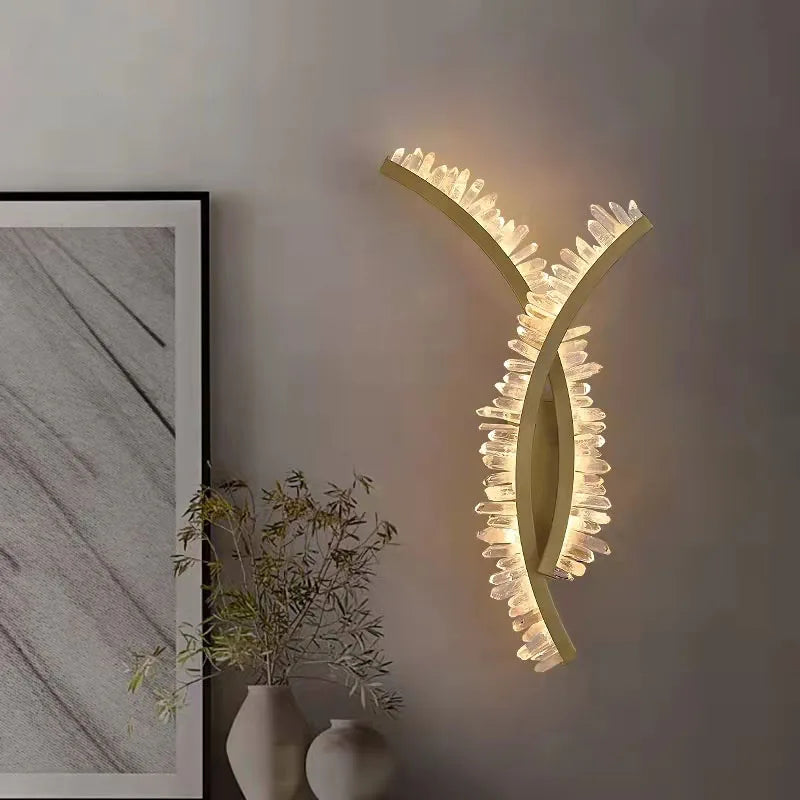 applique murale en cristal naturel et métal doré design stylisé - vue 1 sur 8