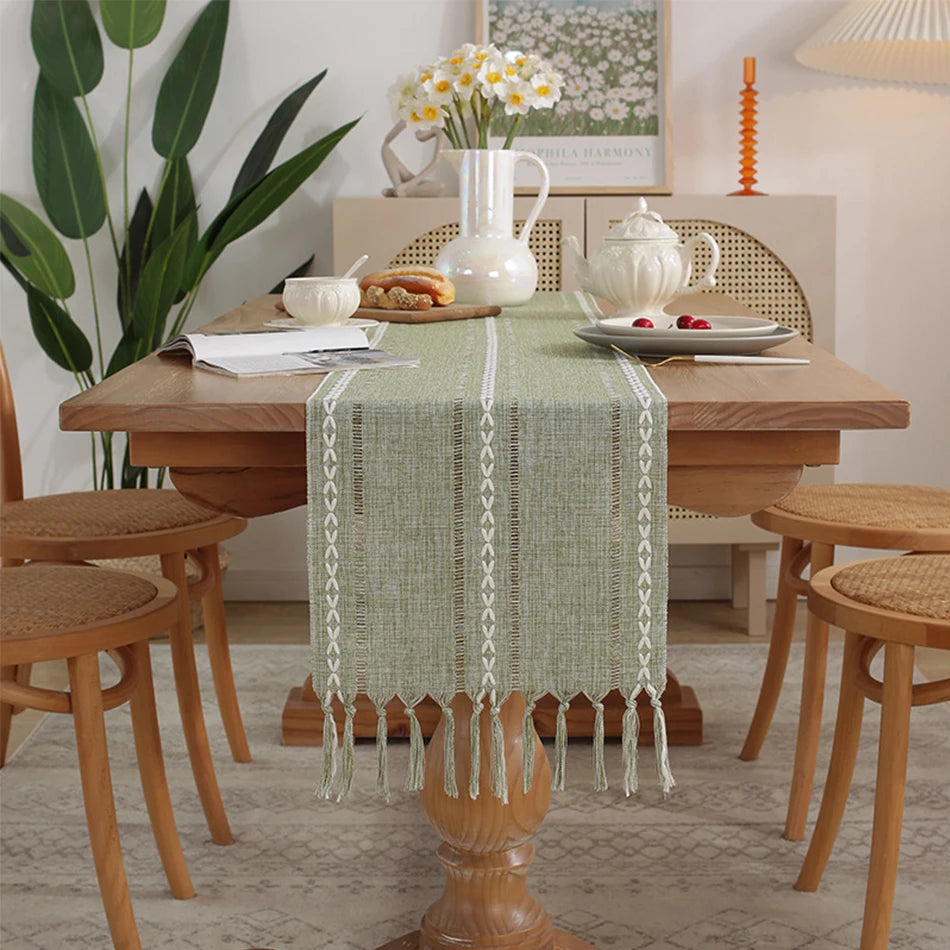 Chemin de table bohème brodé avec pompons tissés