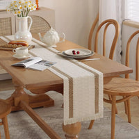 Chemin de table bohème coton lin pompons géométriques