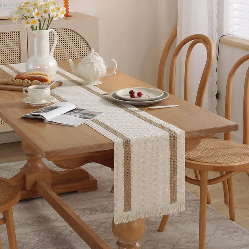 Chemin de table bohème coton lin pompons géométriques