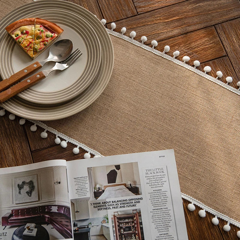 Chemin de table style champetre beige avec pompons - vue 3 sur 7