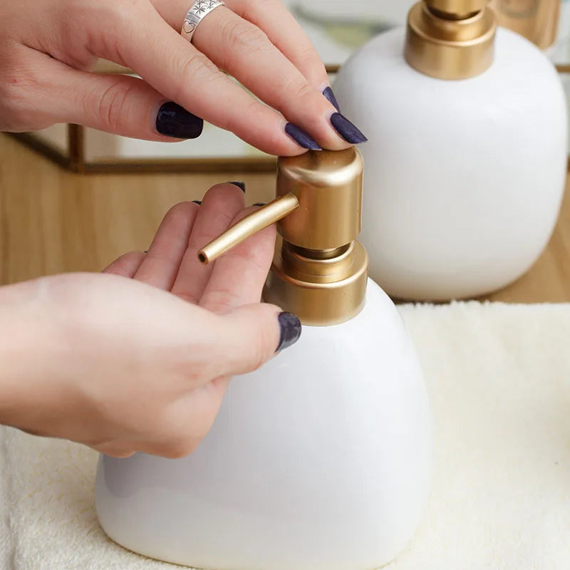 distributeur de savon en céramique avec pompe dorée pour salle de bain - vue 4 sur 17