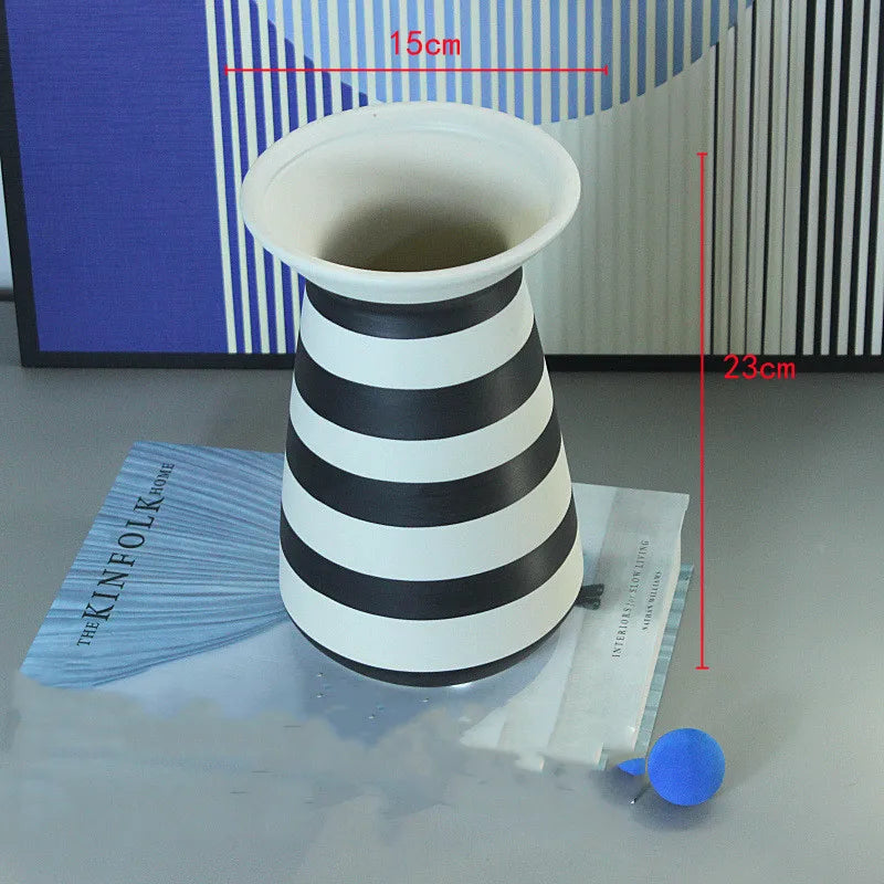 vase en céramique à rayures géométriques pour décoration intérieure - vue 7 sur 8