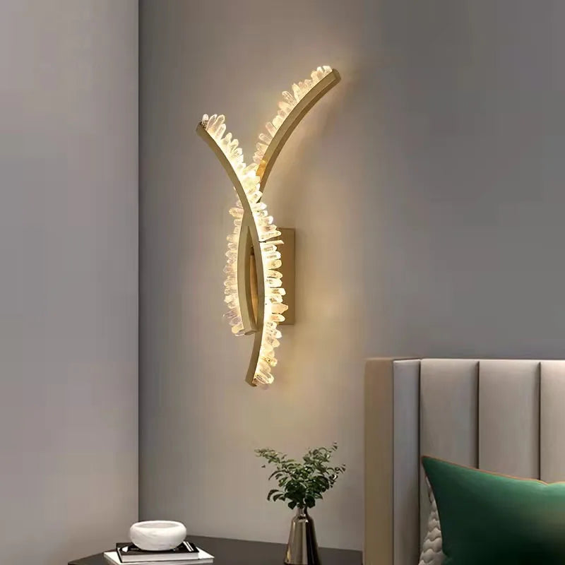 applique murale en cristal naturel et métal doré design stylisé - vue 2 sur 8