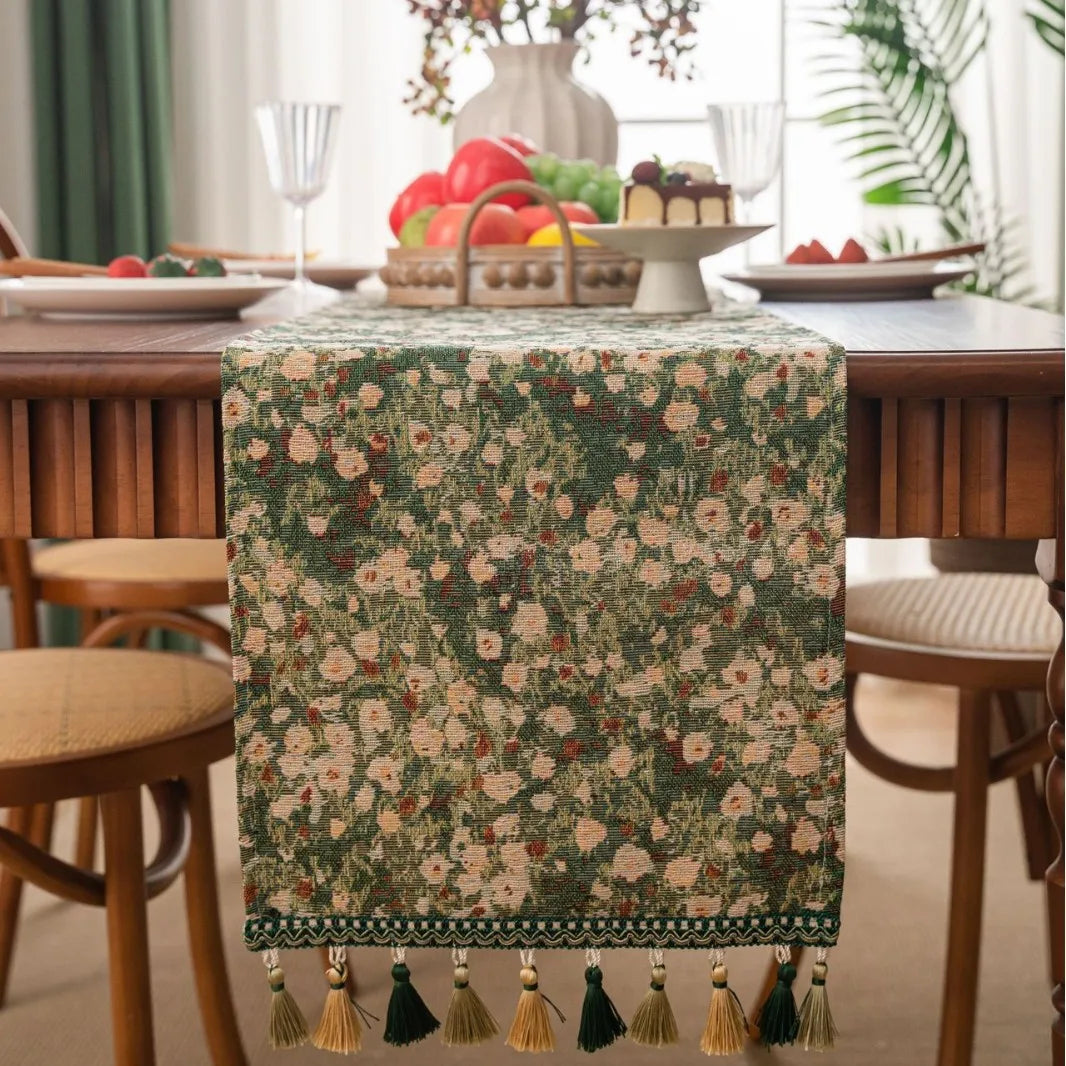 Chemin de table jacquard vert motif floral pompons