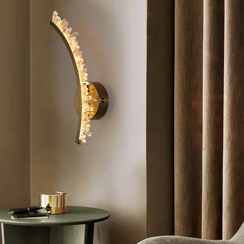 applique murale en cristal naturel et métal doré design stylisé - vue 4 sur 8