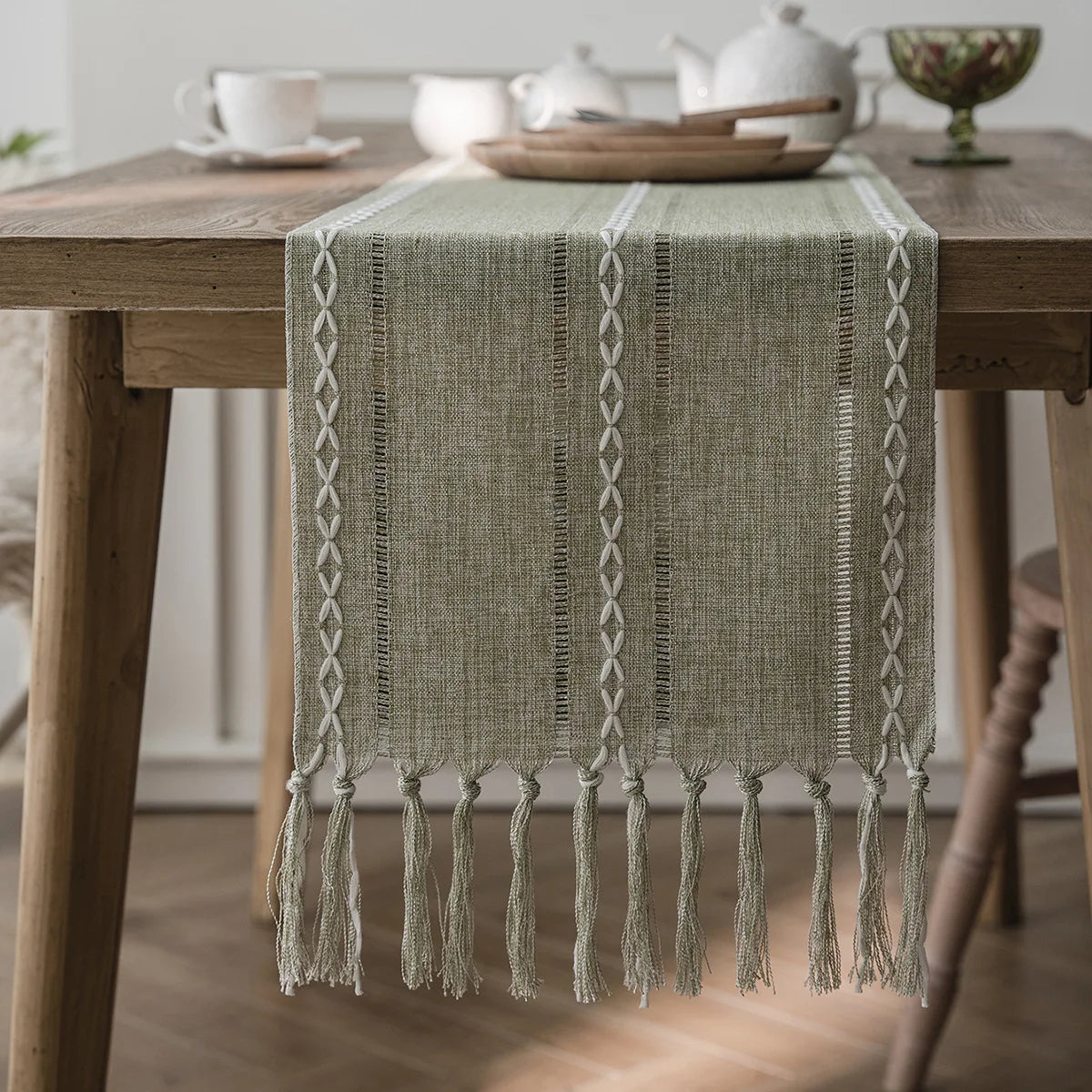 Chemin de table bohème brodé pompons tissés main - vue 2 sur 7