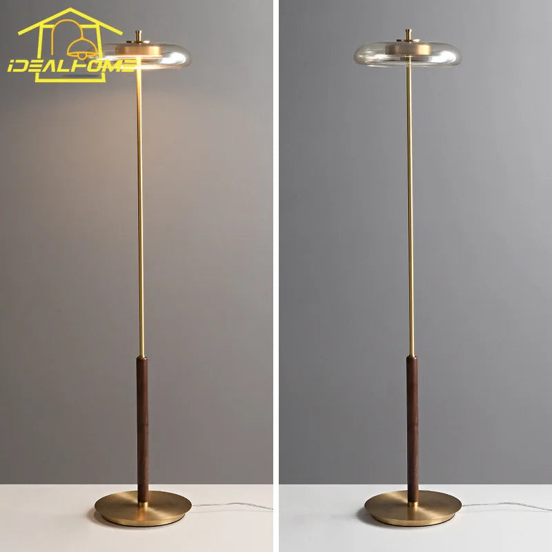 lampadaire design classique en laiton et noyer avec éclairage led - vue 3 sur 7