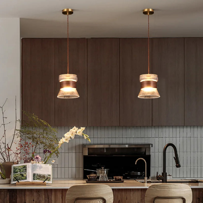Suspension moderne en verre transparent avec détails en bois et cuivre - vue 2 sur 14