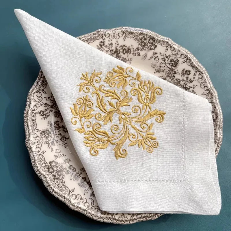 Serviette de table brodée motifs floraux élégants