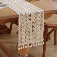 Chemin de table dentelle crochet bohème pompons beige