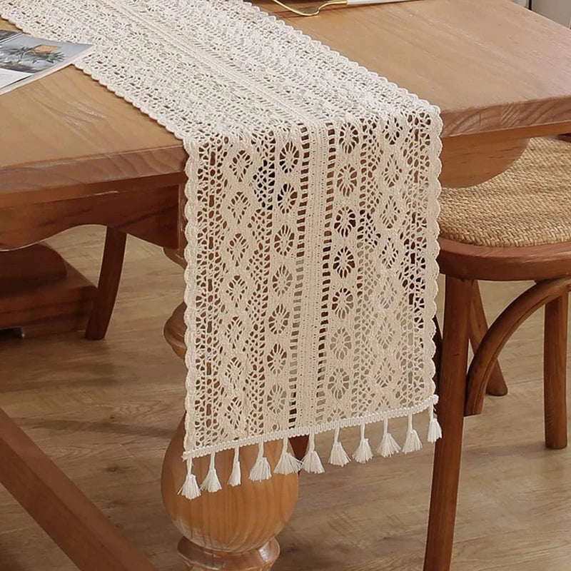 Chemin de table dentelle crochet bohème pompons beige
