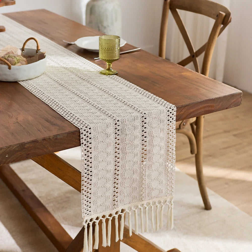 Chemin de table bohème beige tissé pompons géométriques - vue 4 sur 7