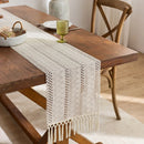 Chemin de table bohème beige tissé pompons géométriques