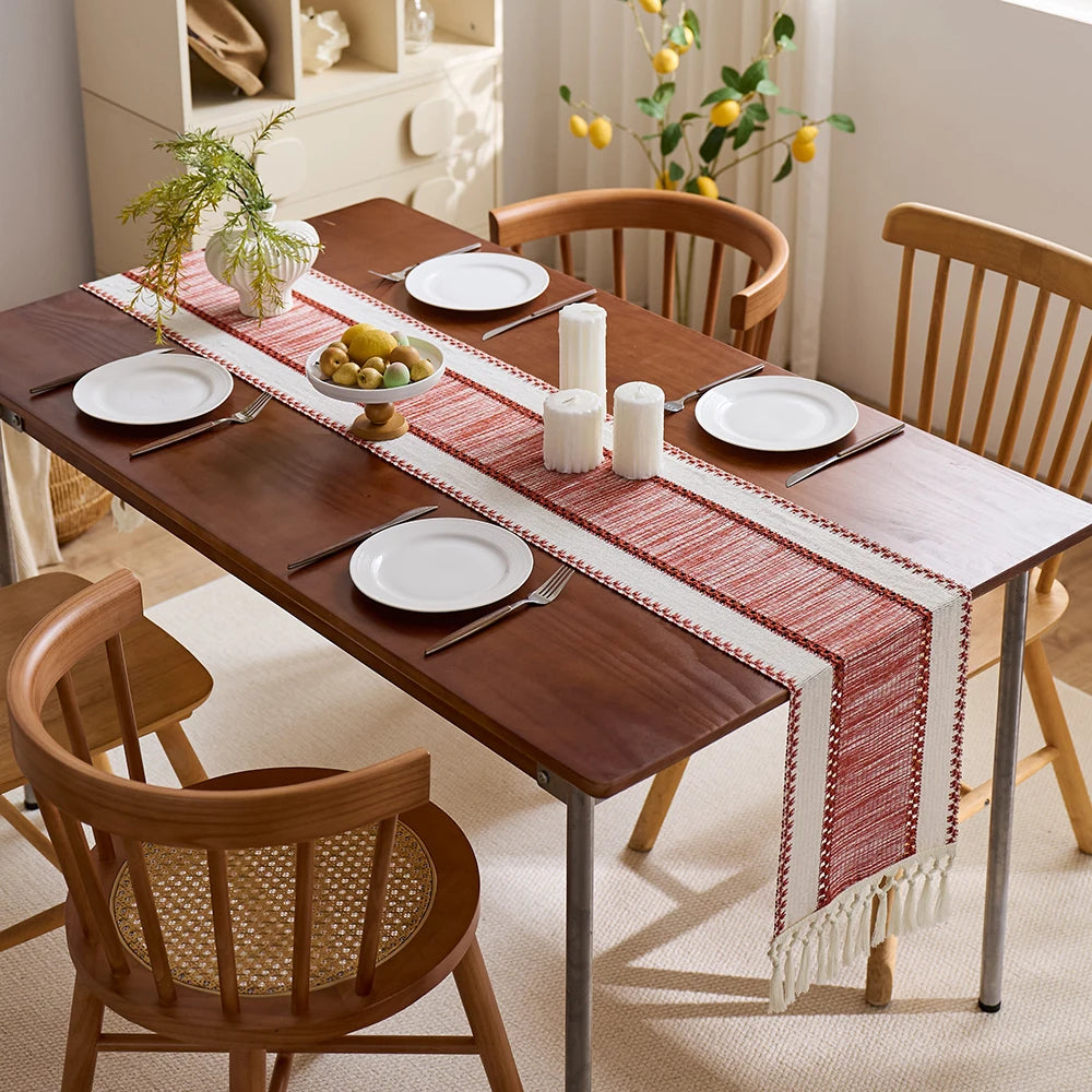 Chemin de table bohème rayures rouge beige pompons