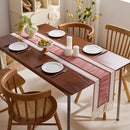 Chemin de table bohème rayures rouge beige pompons