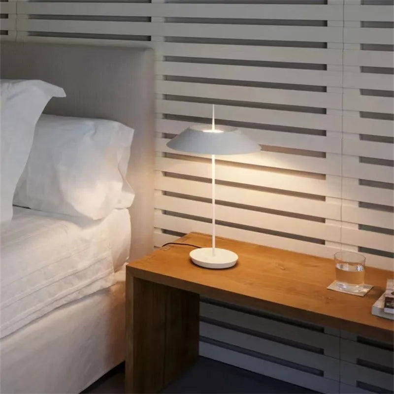 lampe à poser design en métal avec éclairage LED - vue 3 sur 12