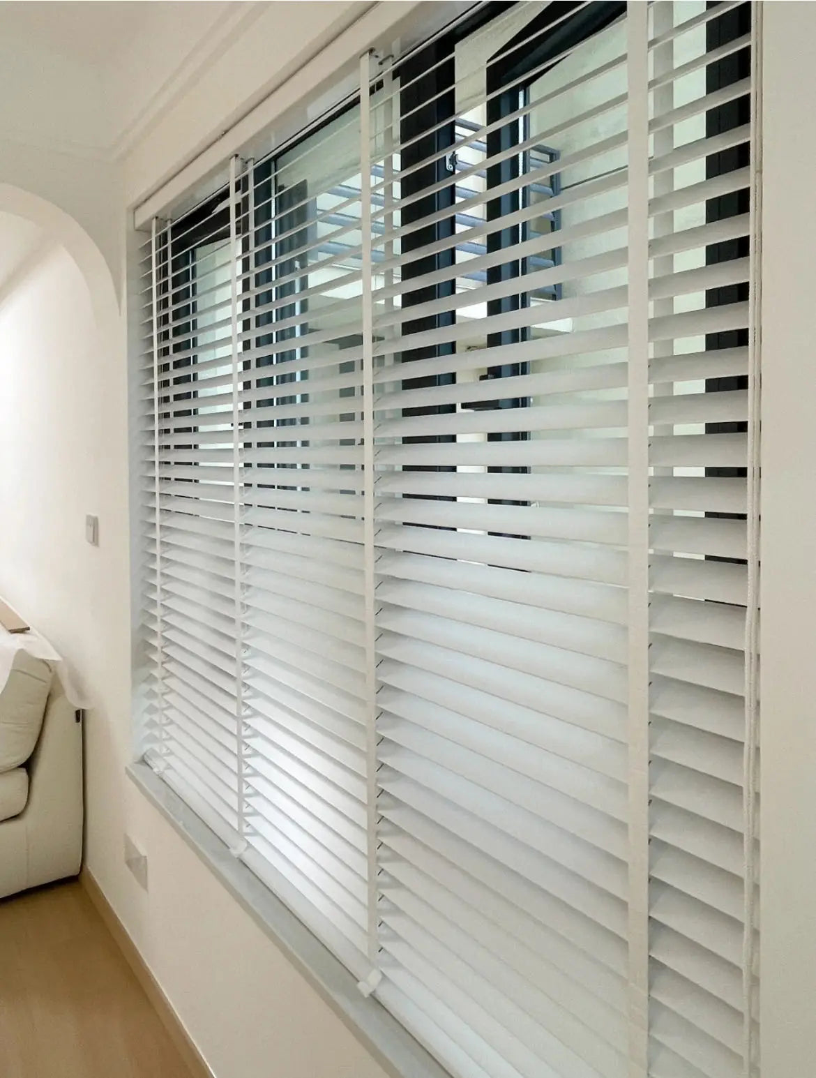Store vénitien bois naturel sur mesure pour fenêtres - vue 5 sur 7