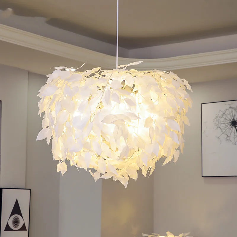 lustre en feuilles plastiques pour une ambiance romantique et décorative - vue 4 sur 8