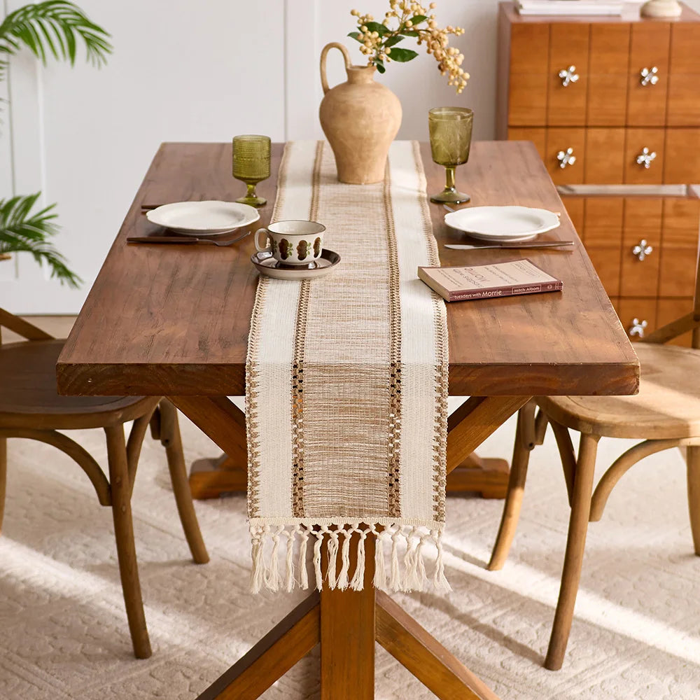 Chemin de table macramé bohème kaki à pompons - vue 6 sur 7