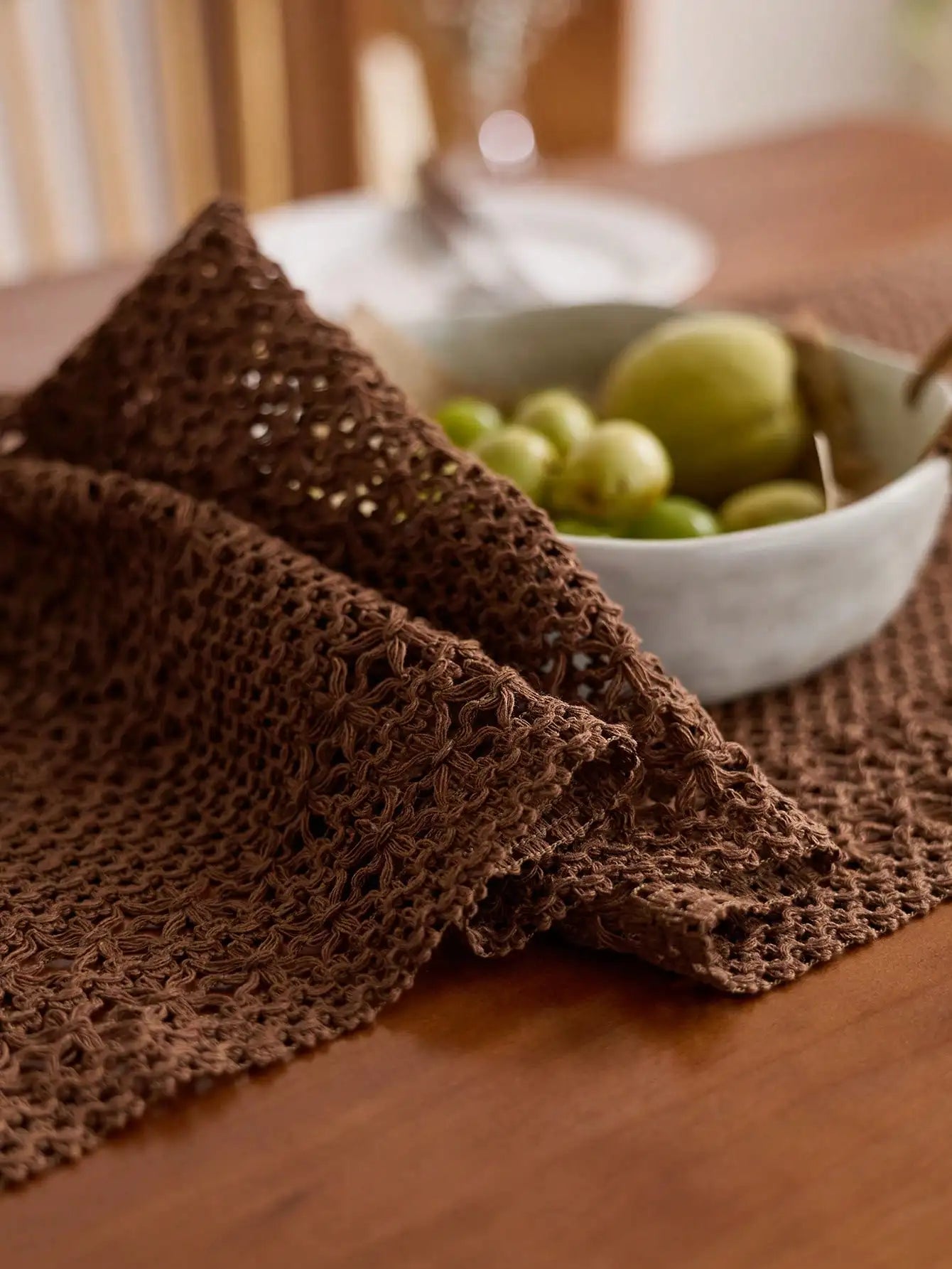 Chemin de table bohème nordique tissé avec pompons - vue 5 sur 5