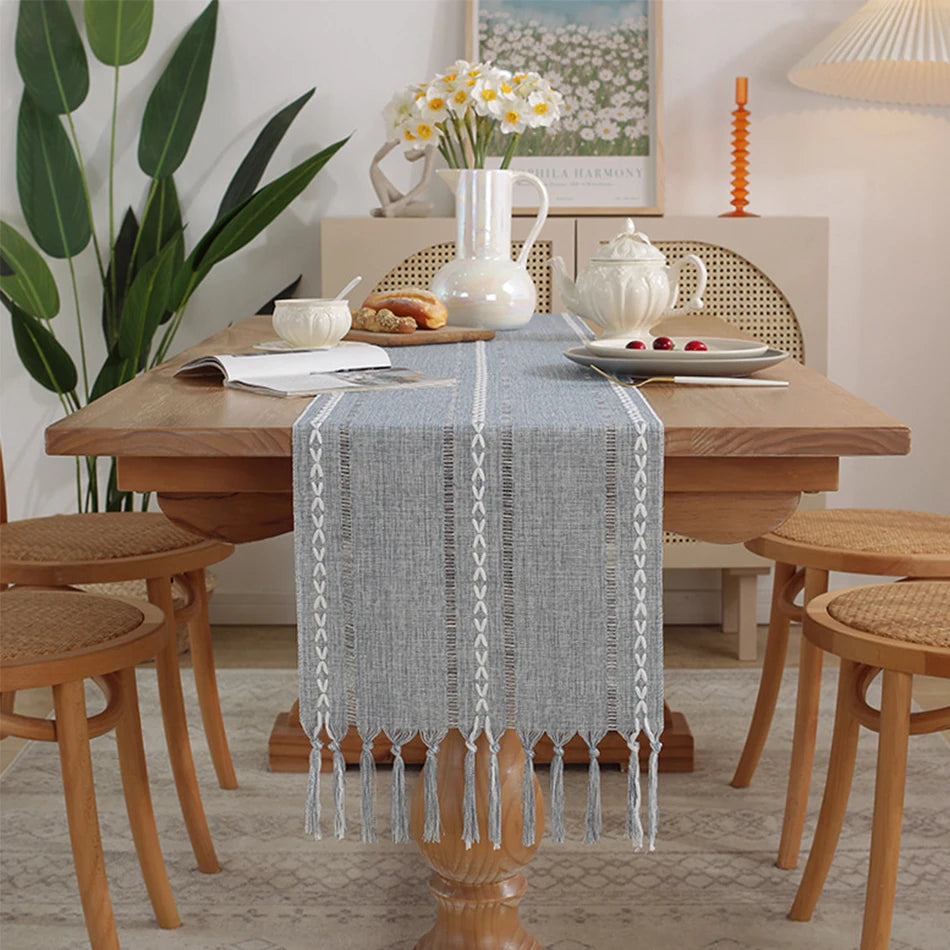 Chemin de table brodé bohème avec pompons tissés