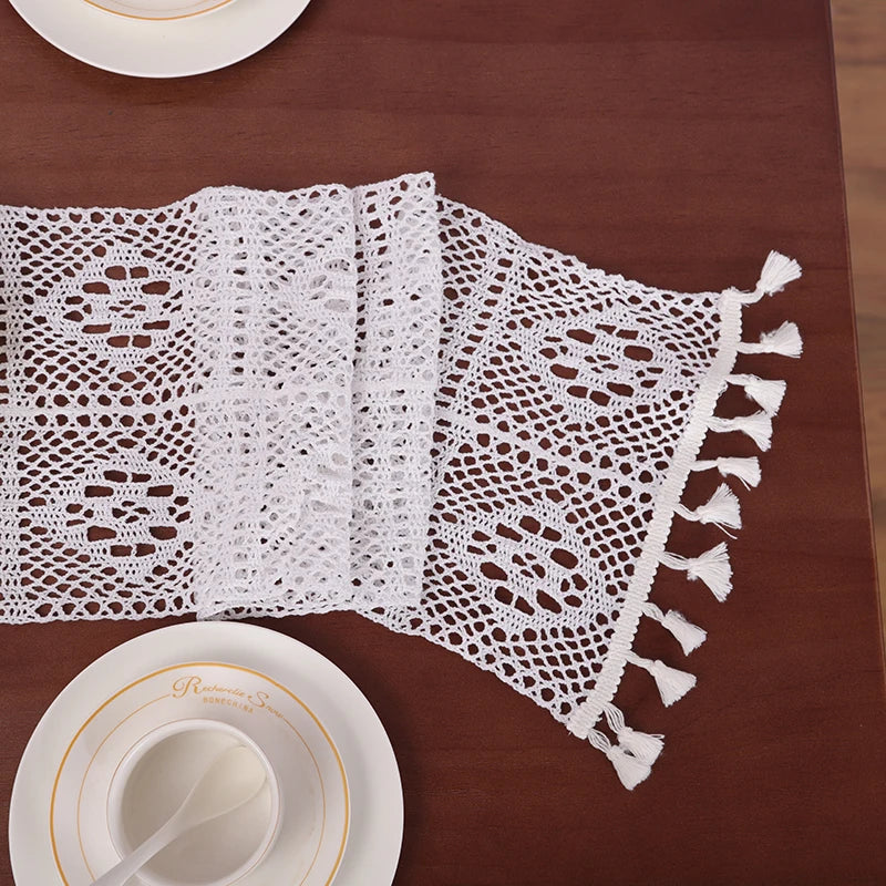 Chemin de table dentelle crochet bohème pompons coton