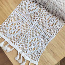 Chemin de table dentelle crochet beige vintage pompons