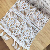 Chemin de table dentelle crochet beige vintage pompons