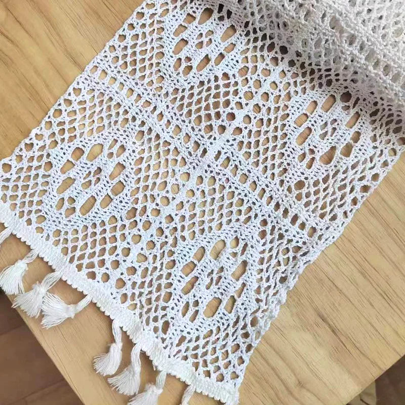 Chemin de table dentelle crochet beige vintage pompons