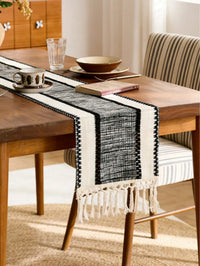 Chemin de table macramé bohème kaki à pompons