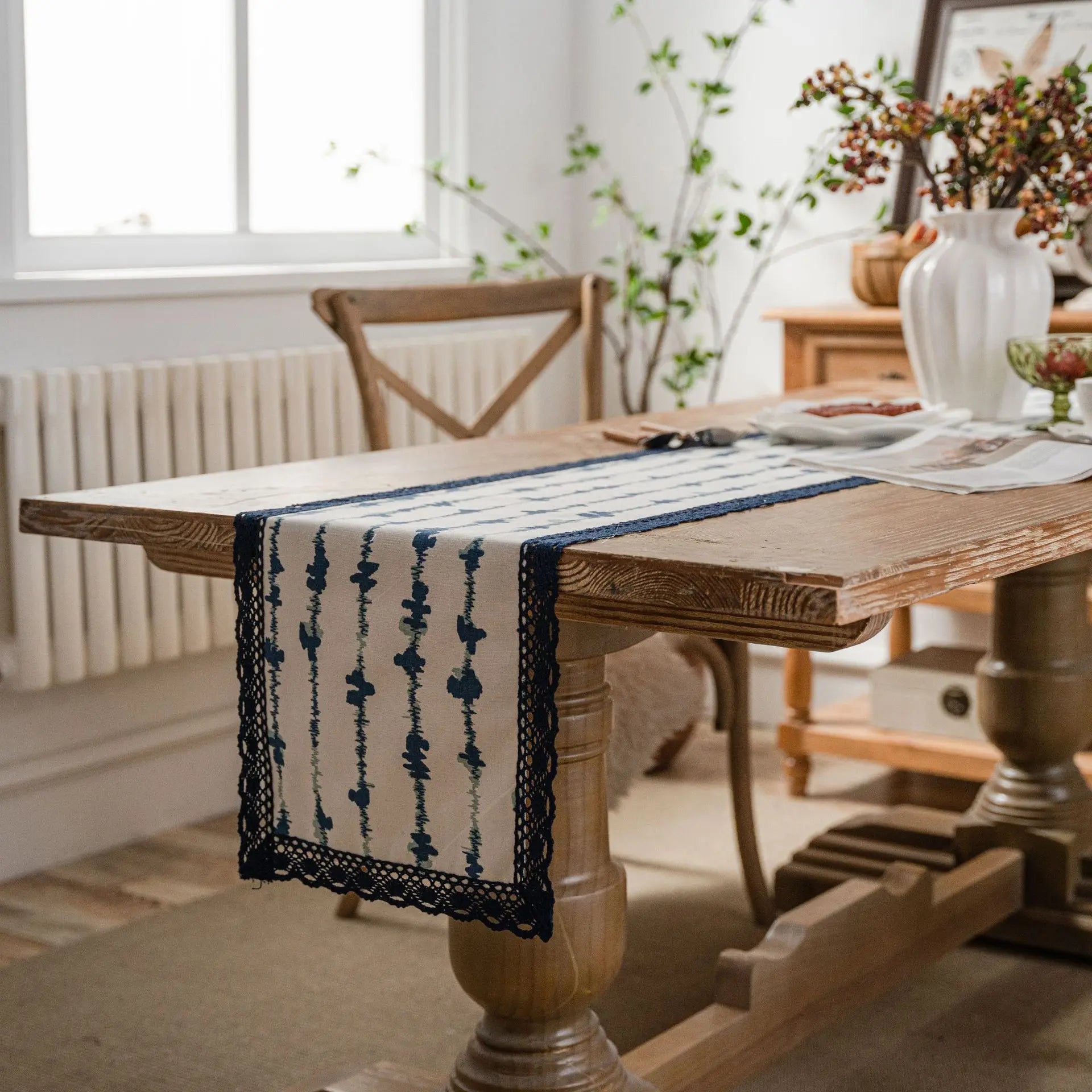 Chemin de table campagne bleu marine dentelle blanche