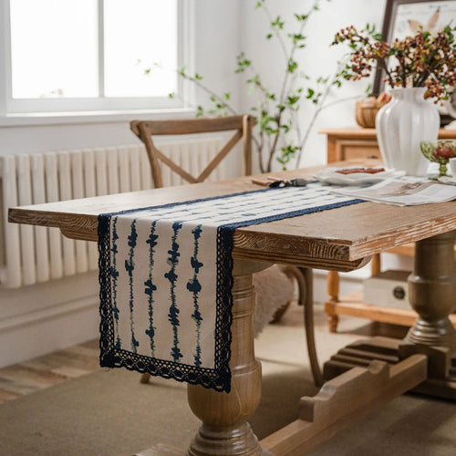 Chemin de table campagne bleu marine dentelle blanche