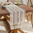 Chemin de table bohème beige à pompons géométriques