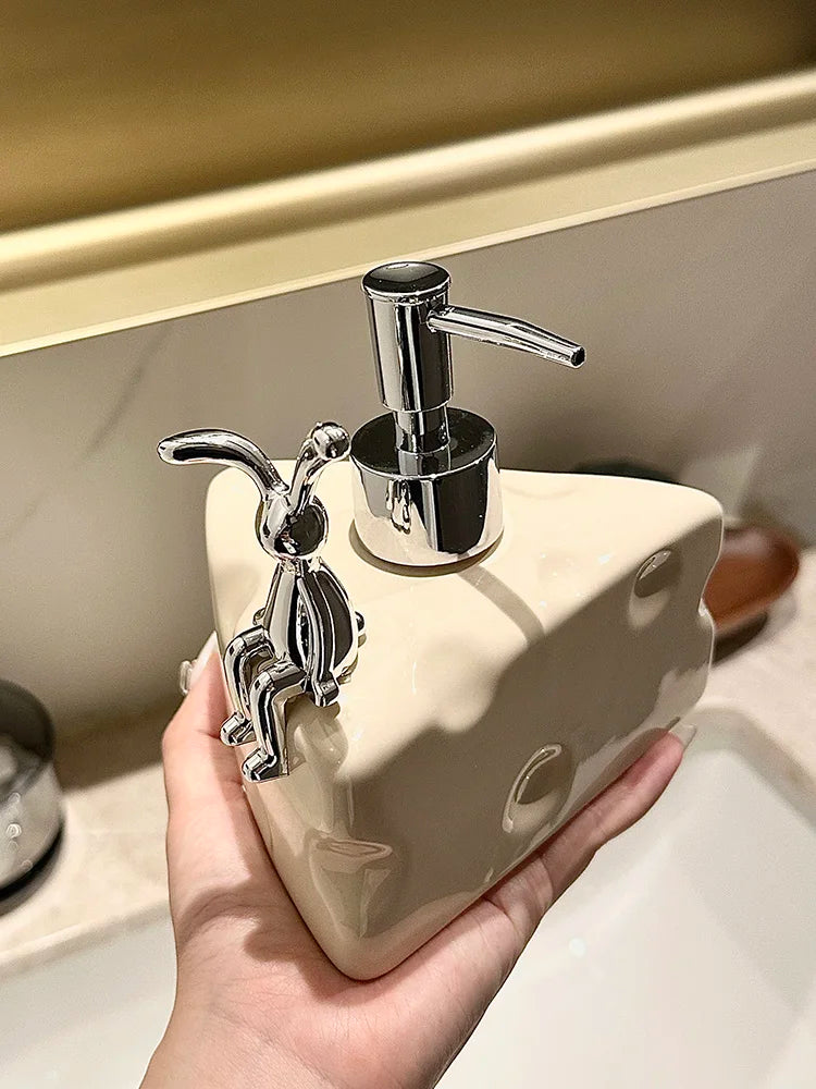 distributeur de savon créatif en céramique pour salle de bain - vue 3 sur 8